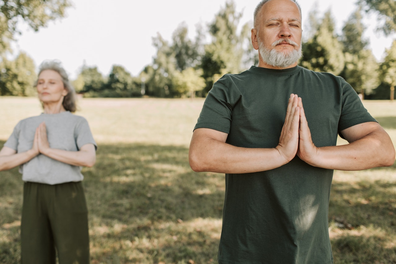 Commencer le yoga après 50 ans bonnes ou mauvaises idées